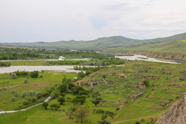Antik mağara şehri Uplistsikhe, Georgia 'dan Kura Nehri ve Kafkas Dağları manzarası