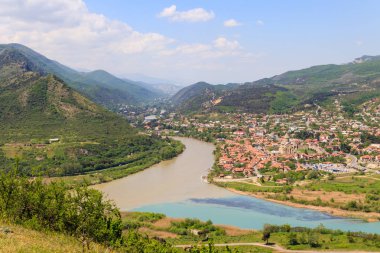 Eski şehir Mtskheta 'nın havadan görünüşü ve Gürcistan' da Kura ve Aragvi nehirlerinin birleşimi