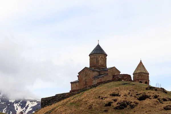 Igreja da Trindade de Gergeti (Tsminda Sameba), Igreja da Santíssima Trindade perto da aldeia de Gergeti, nas montanhas do Cáucaso, Geórgia — Fotografia de Stock