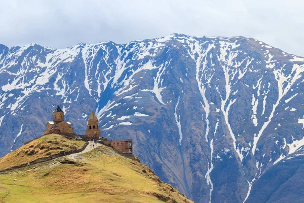 Gergeti Trinity Church (Tsminda Sameba), Heilige Drie-eenheid kerk in de buurt van het dorp Gergeti in de Kaukasische bergen, Georgië — Stockfoto