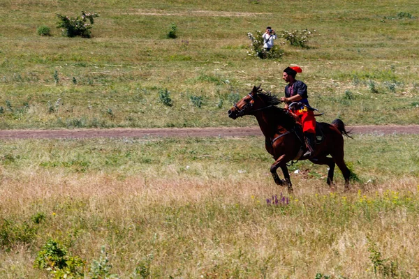 Cosaco ucraniano montar a caballo durante el festival de etno-rock Kozak Fest — Foto de Stock
