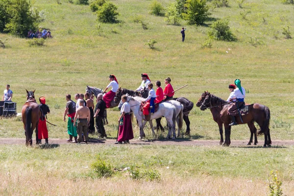 Ethno-Rock-Festival Kozak Fest. Nachstellung der Schlacht von zhovti vody zwischen Kosaken im Bündnis mit Krimtataren und polnischen Streitkräften — Stockfoto