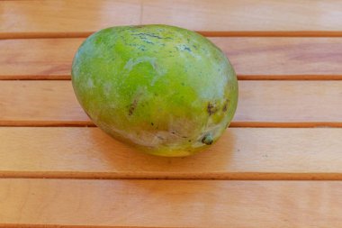 ahşap masa üzerinde taze mango meyve