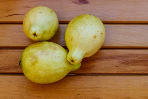 Ahşap masada bütün guava meyveleri — Stok fotoğraf