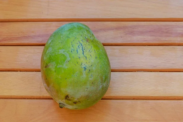 Mangue fraîche sur table en bois — Photo