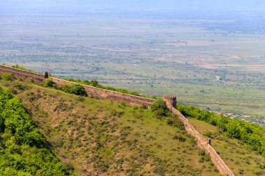 Sighnaghi, Kakheti, Gürcistan çevresindeki kuleleri olan Alazani vadisi ve eski şehir duvarının manzarası