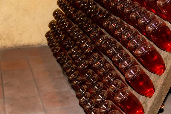 와이너리의 와인 저장 고에서 많은 와인 병 — 스톡 사진