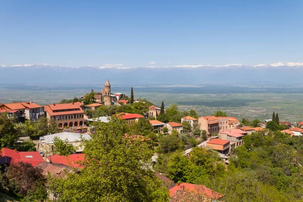 Vista de la ciudad de Sighnaghi y las montañas del Cáucaso, Georgia — Foto de Stock