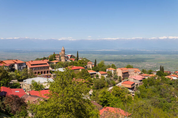 Вид на город Сигнаги и Кавказские горы, Грузия
