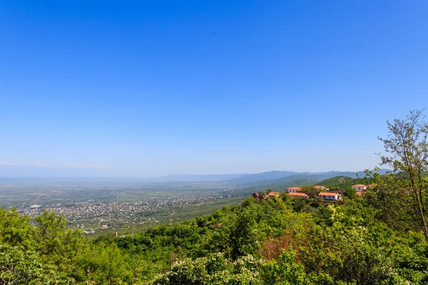 Vue sur la vallée de l'Alazani et les montagnes du Caucase depuis Sighnaghi, Kakheti, Géorgie — Photo