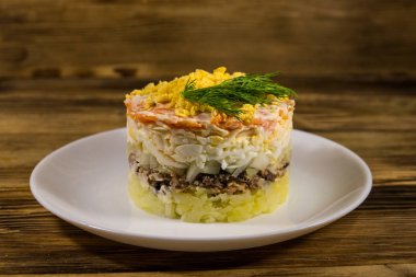 Ahşap masada geleneksel Rus salatası Mimoza