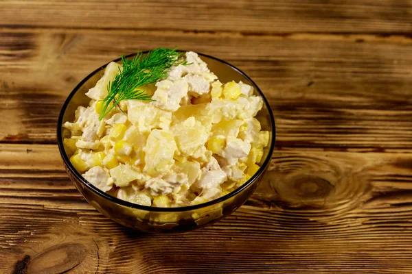 Ensalada festiva con pechuga de pollo, maíz dulce, piña enlatada, queso y mayonesa sobre mesa de madera —  Fotos de Stock