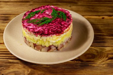 Geleneksel Rus salatası 