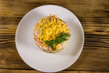 Ahşap masada geleneksel Rus salatası Mimoza