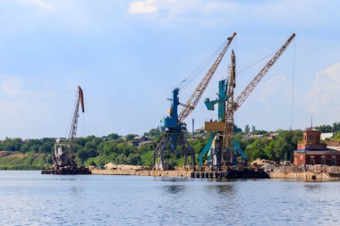 Kargo liman nehir üzerinde ağır vinç