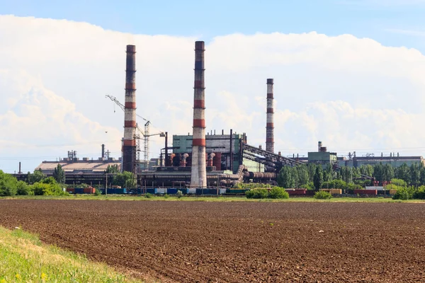 Teollisuusmaisema. Näkymä tehtaan Nikopol, Dnepropetrovsk alueella. Nikopol Ferroalloy Plant on tuottaja mangaani Ferroalloy ja siihen liittyvä materiaali sijaitsee Ukrainassa — kuvapankkivalokuva