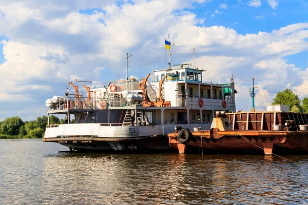 Fähre am Kai auf dem Fluss Dnjepr, Ukraine — Stockfoto