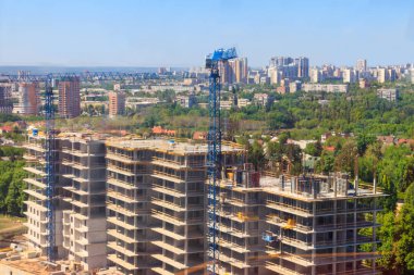 İnşaat halindeki vinç ve ev