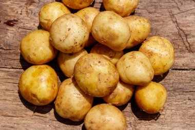 Rustik ahşap masada yeni patates