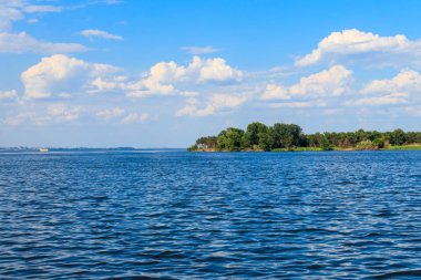 Güzel gölü, yeşil ağaçları ve mavi gökyüzü olan yaz manzarası.