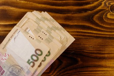 Ukrayna para birimi. Ahşap masada beş yüz Grivnası banknotları