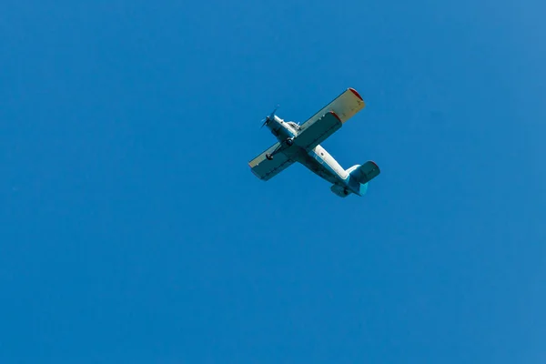 Biplano volando en el cielo azul —  Fotos de Stock