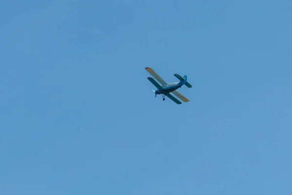 Doppeldecker fliegt am blauen Himmel — Stockfoto