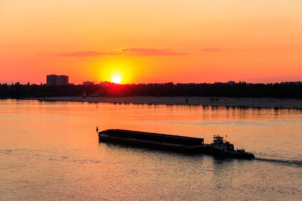 Vontatóhajó nyomja egy nehéz hosszú uszály a folyón Dnyeper naplementekor — Stock Fotó