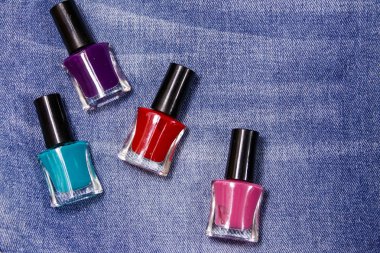 Kot arka planda tırnak cilası şişe seti