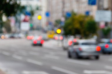 Şehir caddesinde sabah trafiğin bulanık arka planı