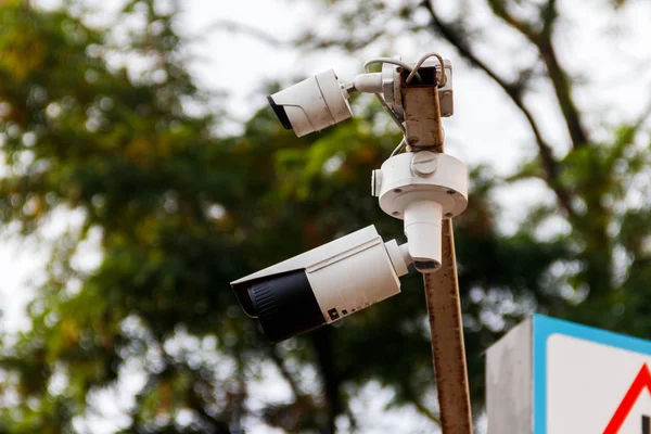 Sledovací kamera nebo kamerový systém je zařízení pro záznam videa pro zabezpečení obchodu, obchodu, domu, hotelu nebo kanceláří — Stock fotografie