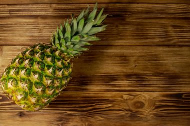 Tüm ananas ahşap masada. Üst görünüm, alanı kopyala