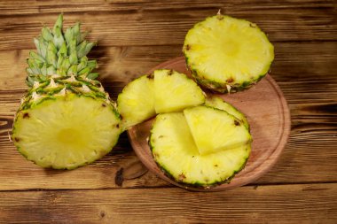 Tahta masada taze ananas.