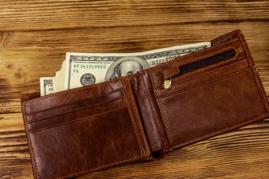 Ahşap masa üzerinde Amerikan doları ile açılan cüzdan