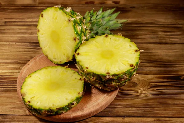 Verse ananas op houten tafel — Stockfoto