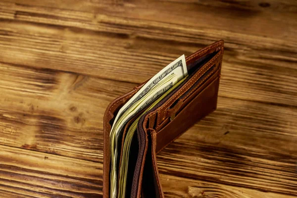 Billetera abierta con dólares americanos en mesa de madera. Vista superior — Foto de Stock
