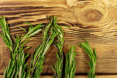 Tahta bir masada taze biberiye. Üst görünüm