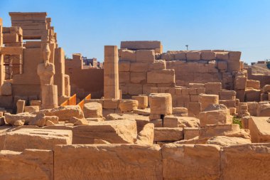 Karnak Tapınağı Kompleksi, yaygın olarak Karnak olarak bilinen, Luxor, Mısır 'daki çürümüş tapınaklar, şapeller, sütunlar ve diğer binaların geniş bir karışımından oluşur.