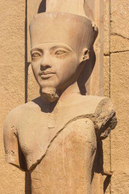 Mısır 'ın Luxor kentindeki Karnak Tapınak Kompleksindeki Firavun heykeli