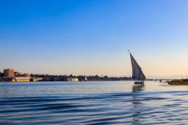 Felucca tekneleri Lüksör, Mısır 'da Nil nehrinde yelken açıyorlar. Geleneksel Mısır yelkenli tekneleri