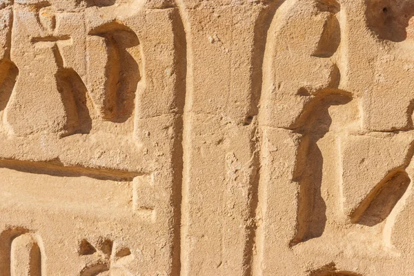 Jeroglíficos egipcios antiguos en la pared en el complejo del templo de Karnak en Luxor, Egipto — Foto de Stock