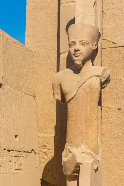 Socha faraóna v chrámovém komplexu Karnak v Luxoru, Egypt — Stock fotografie
