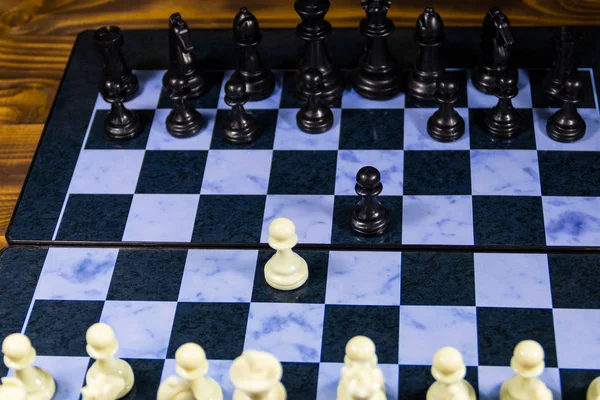 Starting game of chess on the chessboard. Game concept — Stock Photo, Image