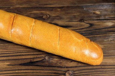 Fransız ekmeği ahşap masada.