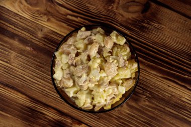 Beyaz fasulyeli salata, patates, tavuk eti, yumurta ve mayonez. Üst görünüm