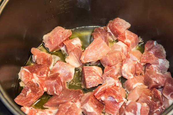 Carne de cerdo picada cocinada en olla de cocción lenta —  Fotos de Stock