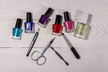 Beyaz ahşap arka planda manikür araçları temel seti