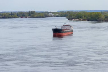 Kargo gemisi Dinyeper nehrinde yol alıyor.