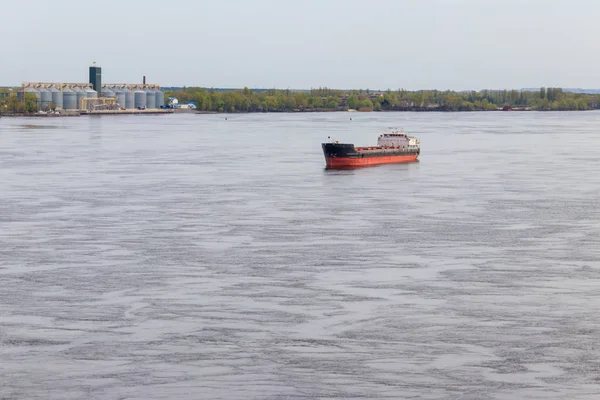 Navire de charge naviguant sur la rivière Dniepr — Photo