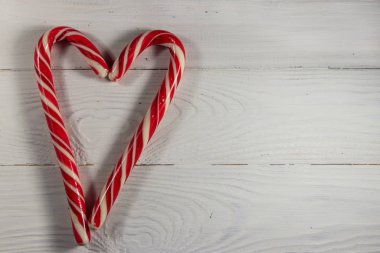 İki tatil Beyaz ahşap masa üzerinde bir kalp şeklinde şeker köpekler. Üstten görünüm